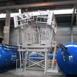 Pivoting counterbalanced work platform Pivoting industrial platform with counterbalance weights for tank access.